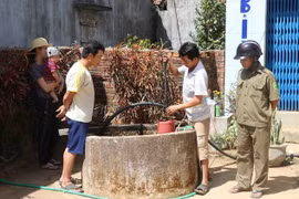 Người dân xã Sơn Long, huyện Sơn Hòa gặp khó khăn do nước sinh hoạt từ các giếng đào đã cạn kiệt. (Ảnh: Phạm Cường/TTXVN)
