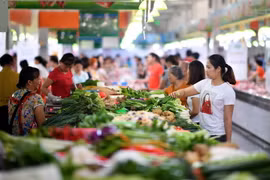 Người dân mua sắm tại một khu chợ ở Hải Nam của Trung Quốc. (Ảnh: AFP/TTXVN)