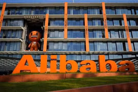 Logo của Tập đoàn Alibaba được nhìn thấy tại trụ sở của công ty tại Hàng Châu, tỉnh Chiết Giang của Trung Quốc. (Nguồn: Reuters)
