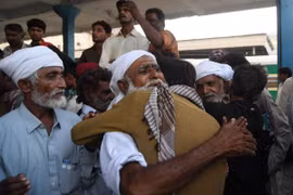 Các ngư dân Ấn Độ được trả tự do gặp lại người thân tại Karachi ngày 10/8/2018. (Ảnh: AFP/TTXVN)