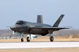 Máy bay F-35 của Tập đoàn sản xuất vũ khí Lockheed Martin trong chuyến bay thử nghiệm tại Fort Worth, bang Texas củab Mỹ. (Ảnh: AFP/TTXVN)