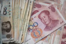 Đồng tiền mệnh giá 100 nhân dân tệ của Trung Quốc. (Ảnh: AFP/TTXVN)