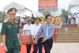 Các đại biểu và đông đảo người dân tiễn đưa anh linh các liệt sỹ về với đất mẹ quê hương. (Ảnh: Võ Dung/TTXVN)