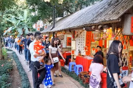 Khu vực xin chữ tại Văn Miếu-Quốc Tử Giám thu hút rất đông người dân và du khách. (Ảnh: Khánh Hòa/TTXVN phát)