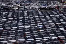 Ôtô được xếp tại kho bãi gần cảng Richmond, California của Mỹ, ngày 24/5/2018. (Ảnh: AFP/TTXVN)