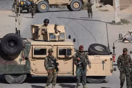 Binh sỹ Afghanistan gác tại hiện trường một vụ đánh bom ở Kabul ngày 12/9 vừa qua. (Ảnh: THX/TTXVN)
