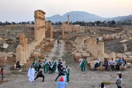Người dân Syria tổ chức một sự kiện văn hóa ở thành phố cổ Palmyra của Syria. (Ảnh: THX/TTXVN)