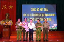 Bí thư tỉnh ủy Lê Đình Sơn tặng hoa chúc mừng lực lượng Công an tỉnh Hà Tĩnh. (Ảnh: TTXVN phát)