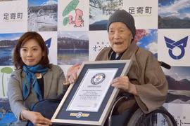 Cụ ông Masazo Nonaka (phải) người Nhật Bản được tổ chức Kỷ lục Guinness Thế giới trao bằng chứng nhận "người đàn ông sống thọ nhất trên thế giới" tại buổi lễ diễn ra ở quê nhà Hokkaido vào ngày 10/4/2018. (Nguồn: AFP/TTXVN)