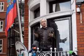 Ông Julian Assange nói chuyện với giới truyền thông từ ban công Đại sứ quán Ecuador ngày 19/5/2017, tại London. (Nguồn: Getty Images)