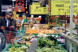 Người dân mua hàng tại chuỗi siêu thị Auchan ở Saint-Sebastien-sur-Loire, miền Tây Pháp. (Ảnh: AFP/TTXVN)