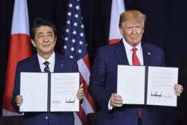 Thủ tướng Nhật Bản Shinzo Abe và Tổng thống Mỹ Donald Trump tại lễ ký thỏa thuận thương mại song phương ở New York của Mỹ ngày 25/9. (Ảnh: AFP/TTXVN)