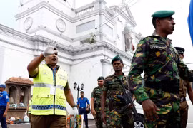 Lực lượng an ninh gác bên ngoài một nhà thờ tại Colombo, Sri Lanka, sau loạt vụ nổ ngày 21/4 vừa qua. (Ảnh: THX/TTXVN)