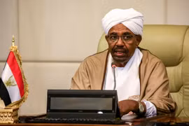 Ông Omar al-Bashir lúc là Tổng thống Sudan tại lễ tuyên thệ nhậm chức của nội các mới ở thủ đô Khartoum ngày 14/3 vừa qua. (Ảnh: AFP/TTXVN)