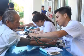 Từ sáng sớm đông đảo người dân đã đến khám bệnh. (Ảnh: Khiếu Tư/TTXVN)
