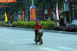 Hiếm gặp cảnh chỉ có một người dừng đèn đỏ giữa trời nắng nóng. (Ảnh: Phan Tuấn Anh/TTXVN)