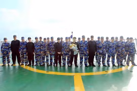 Lực lượng Cảnh sát biển Việt Nam và Trung Quốc chụp ảnh chung trước chuyến kiểm tra liên hợp nghề cá năm 2019. (Ảnh: An Đăng/TTXVN)