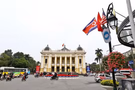 Cờ và hoa tươi được trang trí trước khu vực Nhà hát lớn. (Ảnh: Minh Quyết/TTXVN)