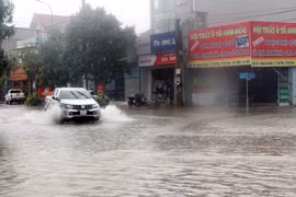 Mưa lớn gây ngập tuyến đường Lê Duẩn, phường Trần Phú, thành phố Hà Tĩnh. (Ảnh: Công Tường/TTXVN)