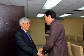Phó Trưởng Ban Quan hệ quốc tế Trung ương Đảng Cộng sản Cuba Juan Carlos Marsán tiếp Phó Bí thư Thường trực Tỉnh ủy Sơn La Nguyễn Đắc Quỳnh. (Ảnh: Vũ Hà/TTXVN0