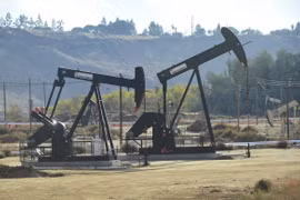 Giàn khoan hoạt động tại giếng dầu của Tập đoàn Chevron ở Bakersfield, Californi của Mỹ. (Ảnh: AFP/TTXVN)