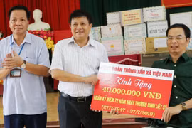 Phó Tổng giám đốc Thông tấn xã Việt Nam Đinh Đăng Quang trao tặng quà đến các thương, bệnh binh tại Trung tâm điều dưỡng người có công tỉnh Phú Thọ. (Ảnh: Trung Kiên/TTXVN)