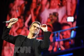 George Michael biểu diễn trong buổi hòa nhạc tại sân vận động Olympic Athens ở Athens, Hy Lạp ngày 26/7/2007. (Nguồn: EPA/TTXVN)