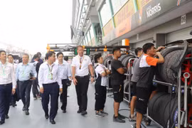 Ông Nguyễn Đức Chung và Đoàn đại biểu UBND thành phố Hà Nội khảo sát công tác chuẩn bị tại Trường đua F1 của Singapore. (Ảnh: Xuân Vịnh/TTVXN)