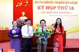 Lãnh đạo tỉnh tặng hoa chúc mừng ông Võ Phiên nhận nhiệm vụ Phó Chủ tịch UBND tỉnh Quảng Ngãi. (Nguồn: quangngai.gov.vn)