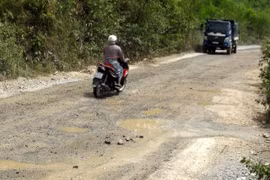 Nhiều ổ voi, ổ gà trên tuyến đường liên xã Trường Xuân-Xuân Ninh gây khó khăn cho việc đi lại của người dân. (Ảnh: Văn Tý/TTXVN)