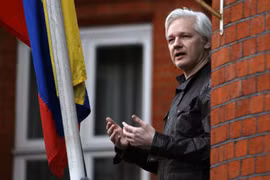 Nhà sáng lập trang mạng WikiLeaks Julian Assange tại Đại sứ quán Ecuador ở London của Anh ngày 19/5/2017. (Ảnh: AFP/TTXVN)