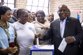 Tổng thống Nam Phi Cyril Ramaphosa (phải) đồng thời là Chủ tịch đảng Đại hội Dân tộc Phi (ANC) cầm quyền bỏ phiếu tổng tuyển cử tại điểm bầu cử ở Soweto ngày 8/5 vừa qua. (Ảnh: AFP/TTXVN)
