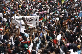 Người biểu tình Sudan tuần hành sau khi Tổng thống Omar al-Bashir bị phế truất, tại thủ đô Khartoum ngày 11/4/2019. (Nguồn: AFP/TTXVN) 