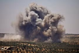 Khói bốc lên sau các cuộc không kích của lực lượng Chính phủ Syria tại Daraa ngày 26/6. (Nguồn: AFP/TTXVN) 