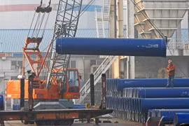 Vận chuyển ống thép tại cảng ở Liên Vận Cảng, tỉnh Giang Tô, Trung Quốc ngày 1/1. (Nguồn: AFP/TTXVN)