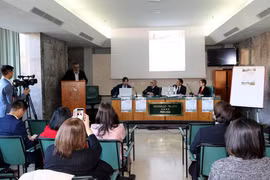 Phó Thị trưởng Perugia Michele Fioroni phát biểu tại Hội thảo. (Ảnh: Ngự Bình/TTXVN) 