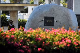 Mộ của cố Lãnh tụ Fidel Castro tại nghĩa trang Santa Ifigenia ở Santiago de Cuba. (Nguồn: AP/TTXVN)