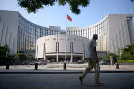 uang cảnh bên ngoài Ngân hàng Trung ương Trung Quốc ở thủ đô Bắc Kinh ngày 12/8. (Nguồn: AFP/TTXVN)