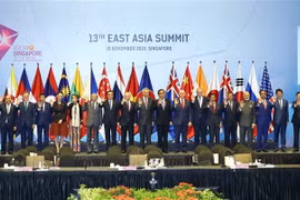 Thủ tướng Nguyễn Xuân Phúc (ngoài cùng bên trái), các Trưởng đoàn ASEAN cùng trưởng đoàn các nước đối tác chụp ảnh chung. (Ảnh: Thống Nhất/TTXVN) 