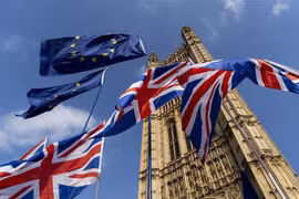 Cờ Anh (phía dưới) và cờ EU (phía trên) tại thủ đô London, Anh, ngày 28/3/2019. (Nguồn: AFP/TTXVN) 