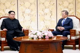 Nhà lãnh đạo Triều Tiên Kim Jong-un (trái) và Tổng thống Hàn Quốc Moon Jae-in tại cuộc gặp ở Panmunjom ngày 27/4. (Nguồn: Yonhap/TTXVN)