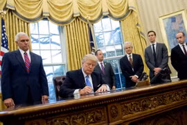 Tổng thống Mỹ Donald Trump ký sắc lệnh nhập cư mới tại Lầu Năm Góc ở Washington, DC ngày 23/1. (Nguồn: AFP/TTXVN)
