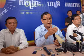 Thủ lĩnh Đảng Cứu nguy dân tộc Campuchia (CNRP) đối lập Sam Rainsy (giữa) trong cuộc họp báo tại Phnom Penh ngày 26/8/2013. (Nguồn: AFP/TTXVN) 