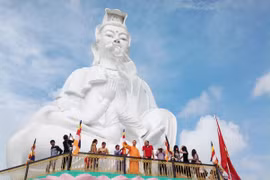 Tượng Quan Âm Thị Kính bồng trẻ lớn nhất Việt Nam ở chùa Phước Quang, Vĩnh Long. (Ảnh: Đại đức Thích Phước Ngọc cung cấp)