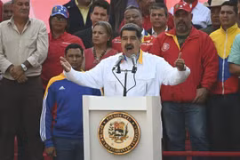 Tổng thống Venezuela Nicolas Maduro (phía trước) phát biểu tại Caracas ngày 20/5/2019. (Nguồn: AFP/TTXVN) 