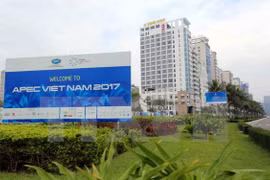 Panô chào mừng Tuần lễ cấp cao APEC 2017 trên các tuyến đường ở Đà Nẵng. (Ảnh: Trần Lê Lâm/TTXVN)
