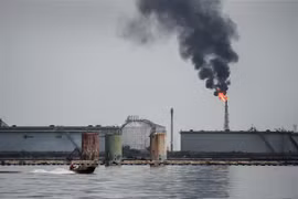 Một cơ sở lọc dầu ở hồ Maracaibo, Venezuela. (Nguồn: AFP/TTXVN) 