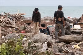 Cảnh hoang tàn sau thảm họa sóng thần ở South Lampung, Indonesia ngày 23/12. (Nguồn: AFP/TTXVN) 