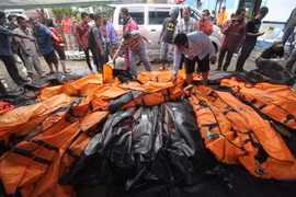 Nhân viên cứu hộ chuyển thi thể nạn nhân vụ sóng thần ở Carita, Indonesia ngày 23/12/2018. (Nguồn: AFP/TTXVN) 