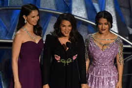 Ba nữ nạn nhân của các vụ lạm dụng là Ashley Judd, Salma Hayek và Annabella Sciorra lên sân khấu Oscar phát biểu về nữ quyền. (Nguồn: AFP)